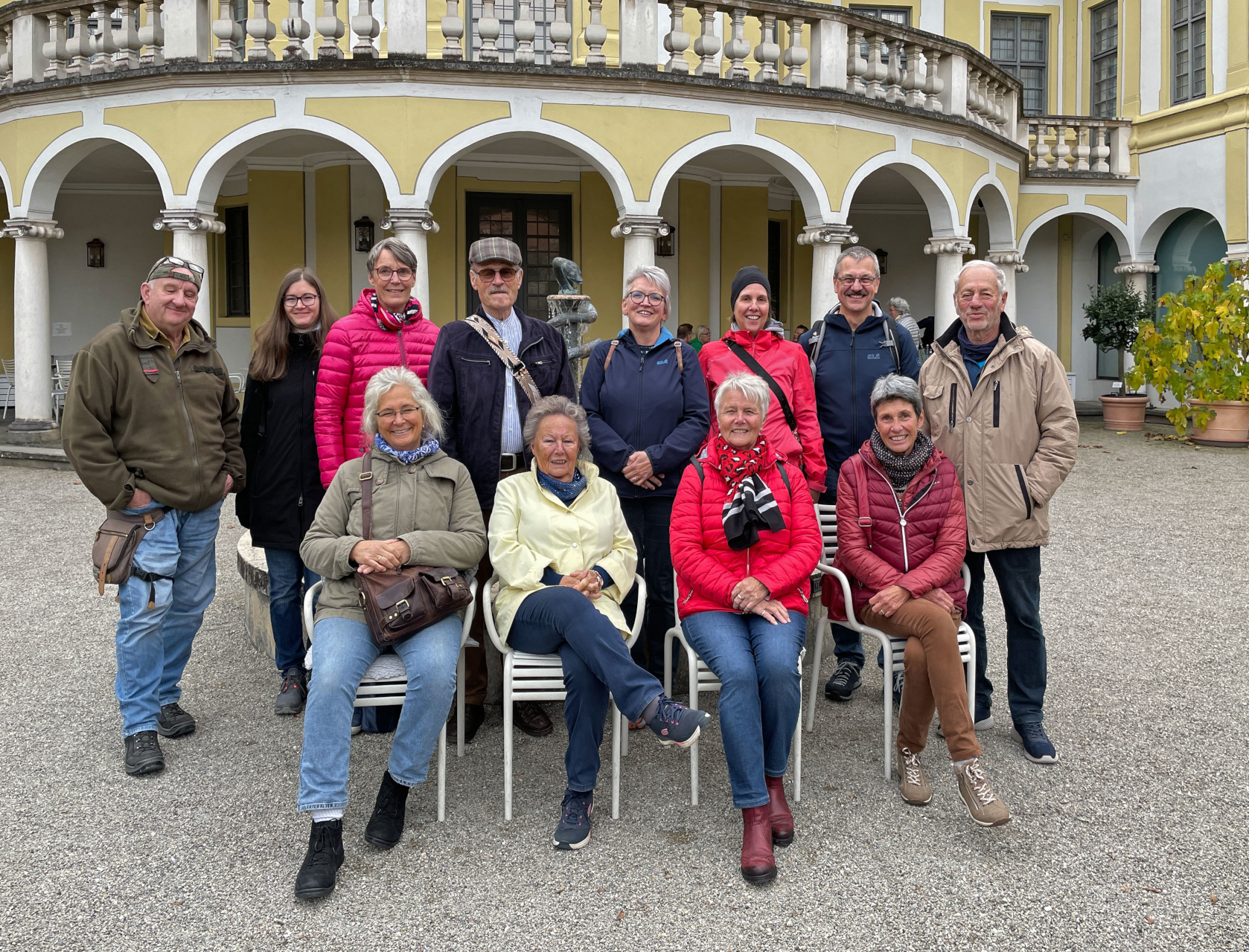 20241012 Ausflug Ingolstadt - Die Gruppe vor dem Gebäude der ehemaligen Medizinischen Fakultät.