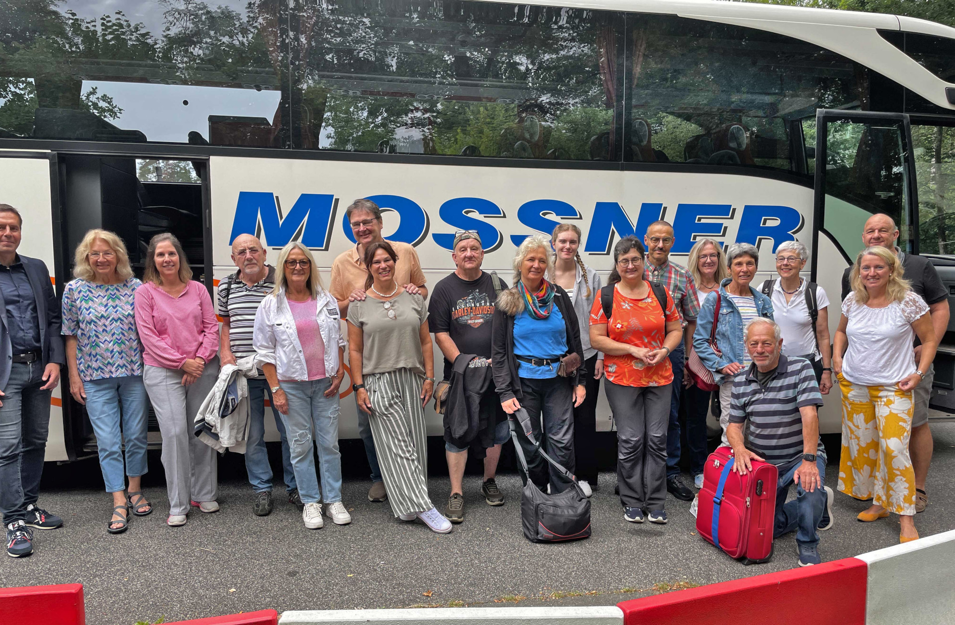 Gruppenfoto der Reisenden nach Brentwood vor dem Landratsamt 